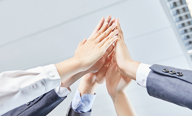 【三家子公司及自身雄厚资金实力】